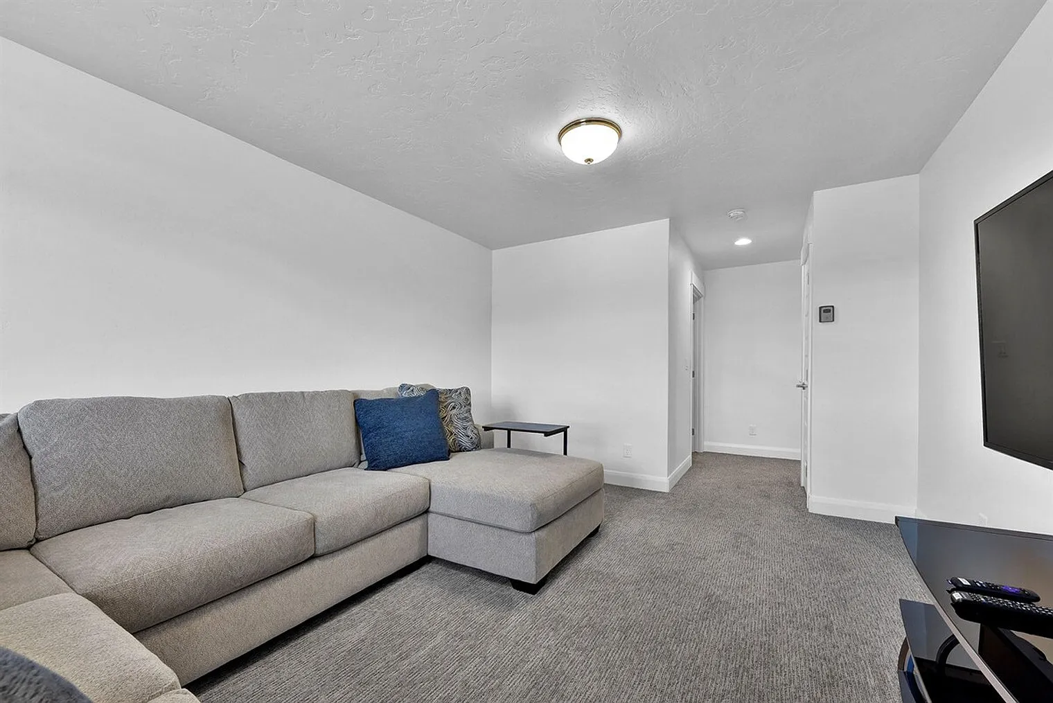 3 bed, 2.5 bath, 2292 sqft, $4,506 — Photo 1