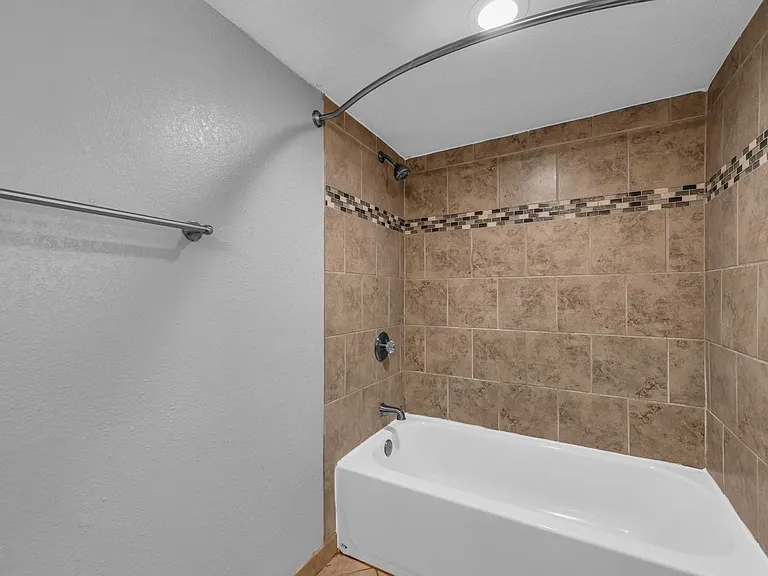 4226 Locust St — Photo 34