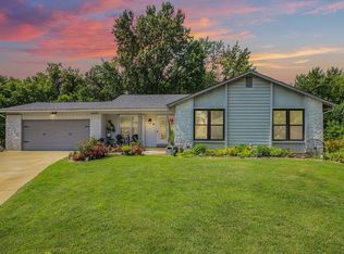 16 Raintree Dr, Saint Peters, MO 63376