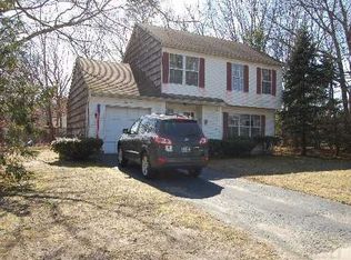 69 Marc Dr, Ridge, NY 11961