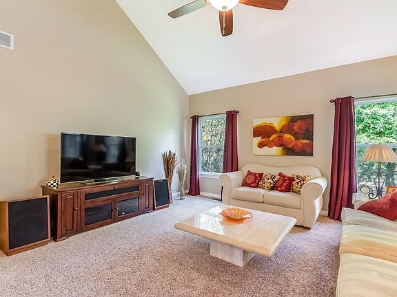 5th image of 710 W Castlebury Cir