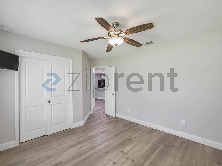 518 E King St — Photo 21