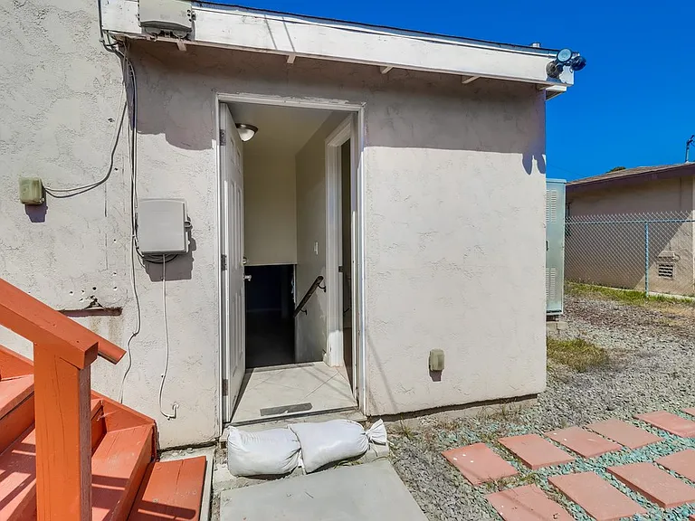 843 Georgia St — Photo 30