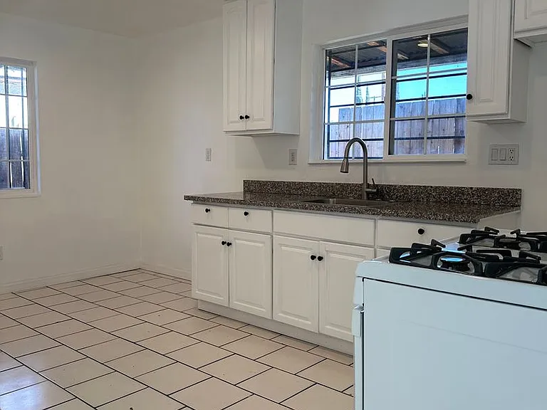 908 Glenn Ave — Photo 4