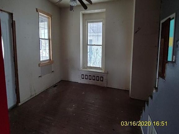 4th image of 906 Galena Ave