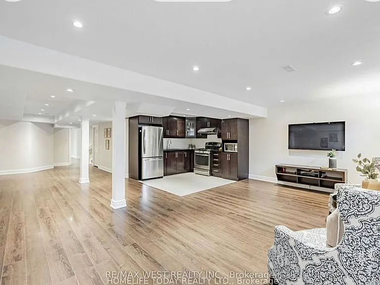Valley Ridge Cres — Photo 3