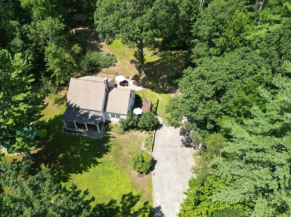 8 Earle Dr, Lee, NH 03861