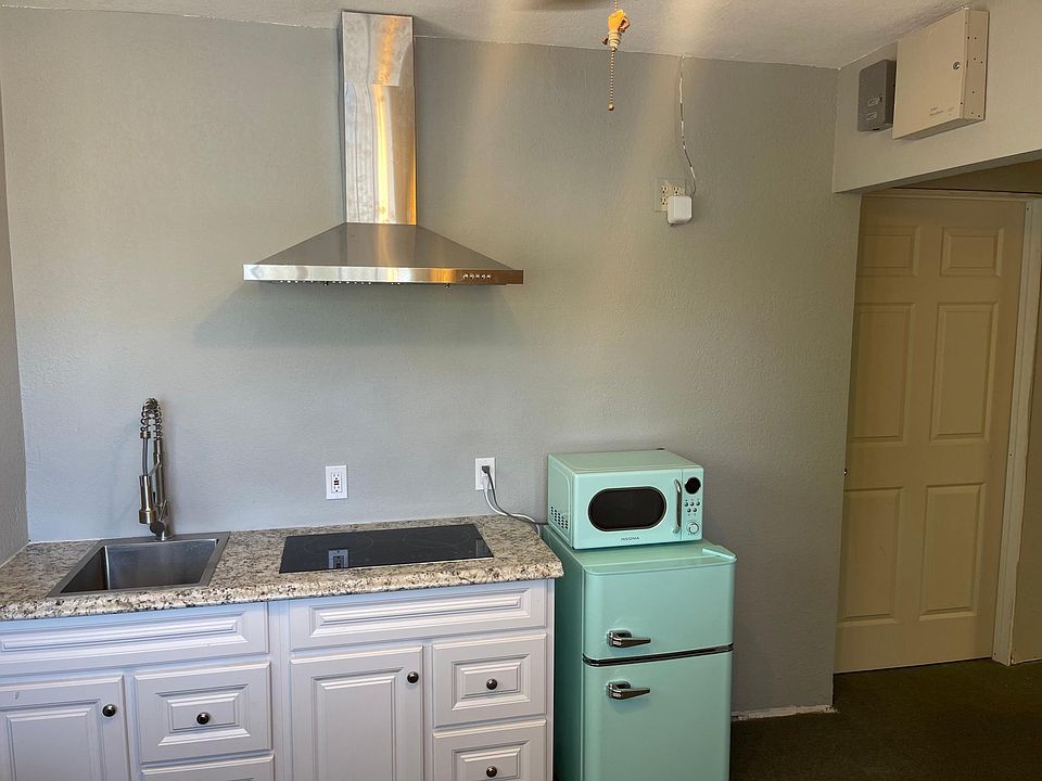 1st image of 821 Yosemite Dr #1/2