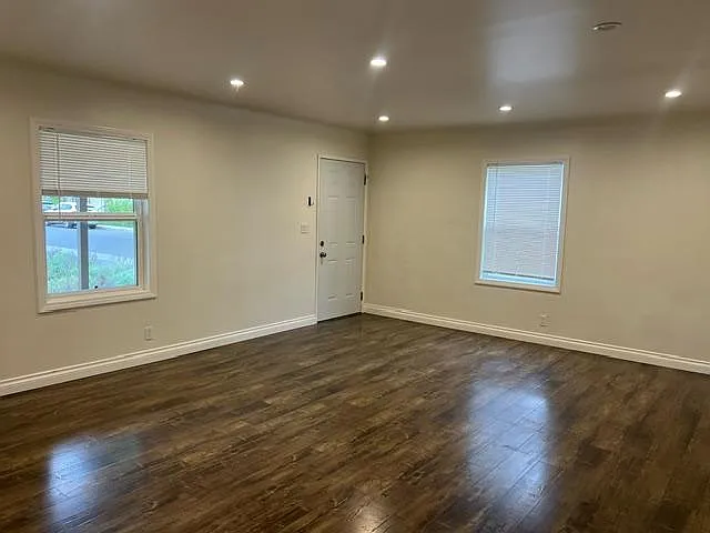 15102 Haynes St — Photo 3