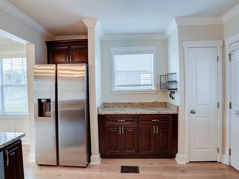 1033 N Hampton Ave — Photo 12