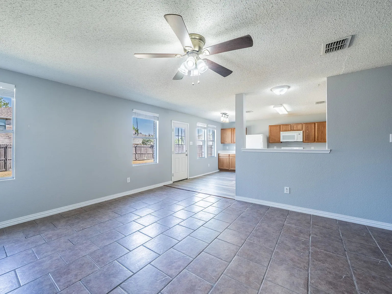 4 bed, 2.5 bath, 2609 sqft, $2,700 — Photo 3