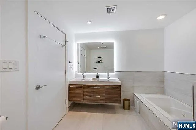 1100 Clinton St — Photo 24
