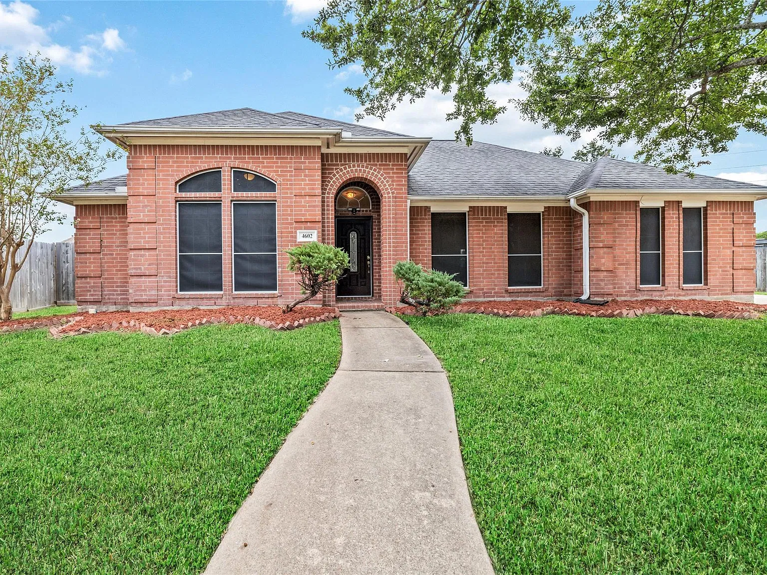 4 bed, 2.5 bath, 2350 sqft, $2,450 — Photo 2