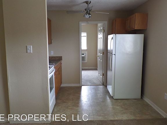 3rd image of 164 Lakeshore Dr APT 15