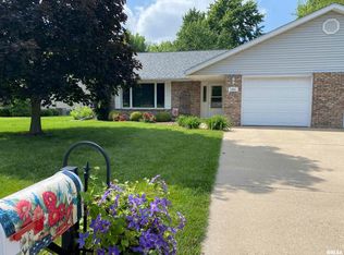 1661 E Myrtle St, Canton, IL 61520