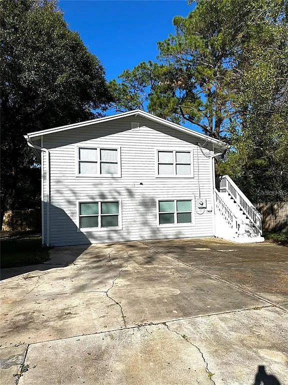 3 bed, 1.0 bath, 1834 sqft, $1,300 — Photo 1
