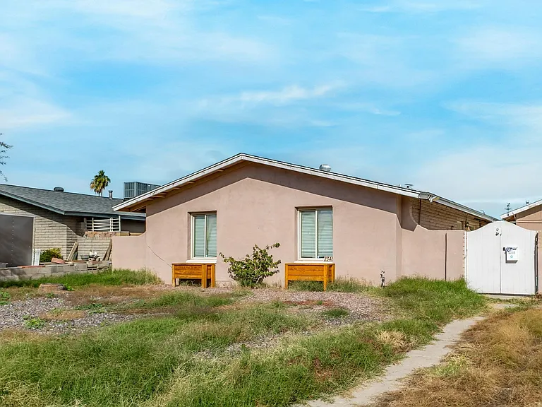 W Laurel Ln — Photo 4