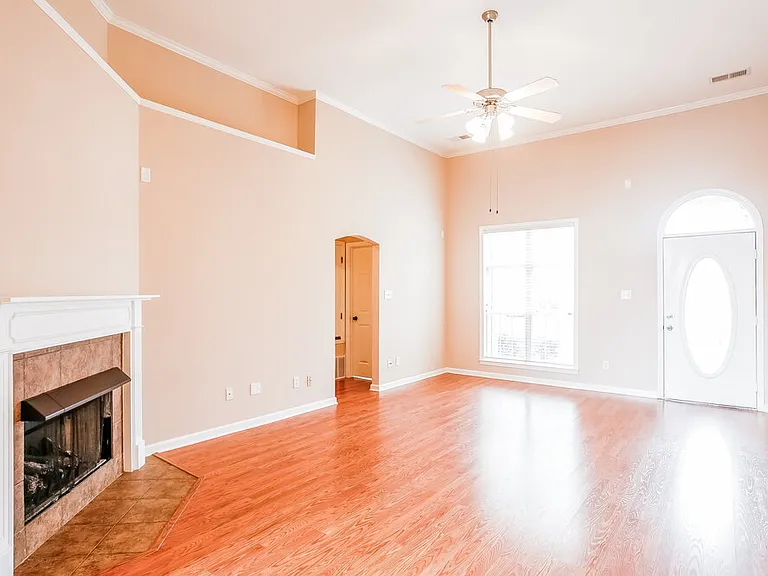1112 Averett Ln — Photo 3