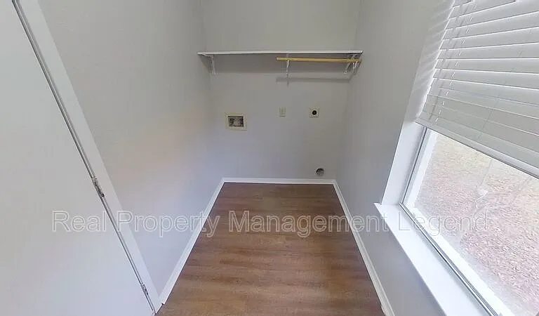 701 S Valentine Dr — Photo 9
