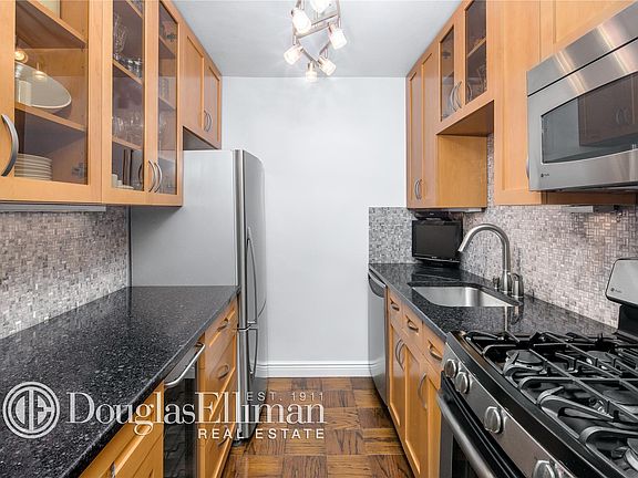 3rd image of 130 E 18th St APT 7D