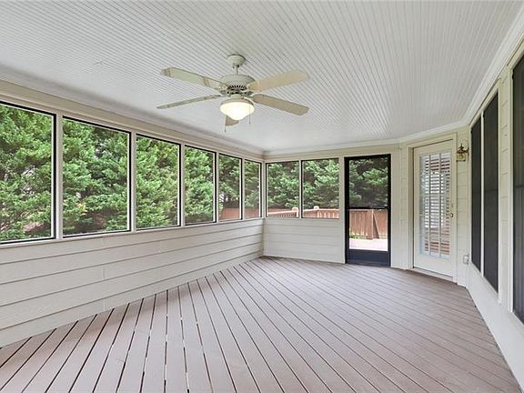 5th image of 310 Peacock Dr NW