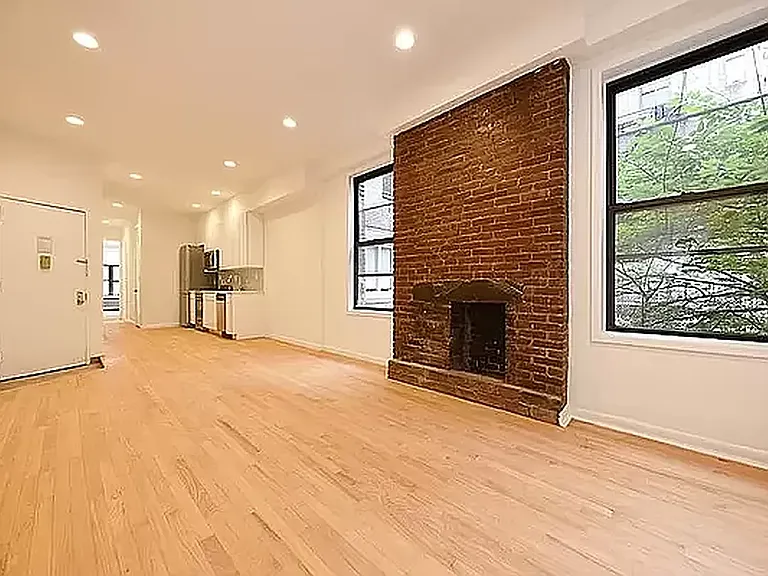 257 W 21st St #1W — Photo 2