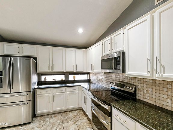 3rd image of 1088 E WINDSOR Drive