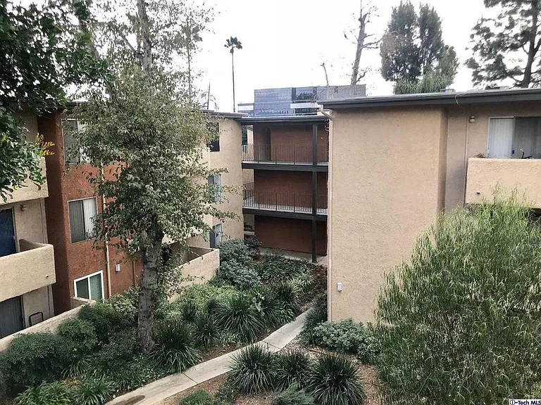 15425 Sherman Way #323 — Photo 18