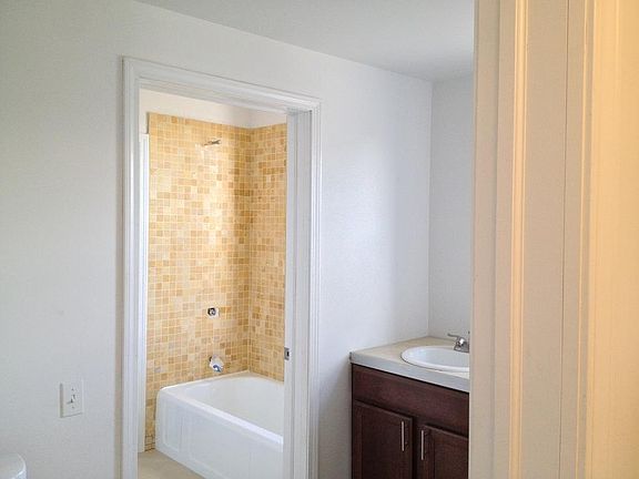 5th image of 828 E Mackinac Ave