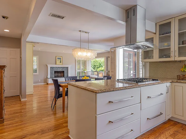 413 W Matilija St — Photo 9
