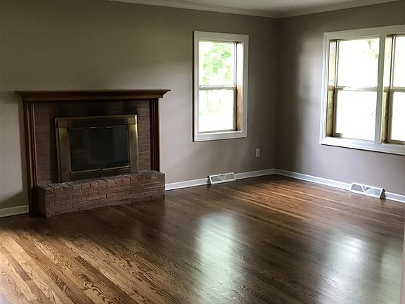 Livingroom w/fireplace