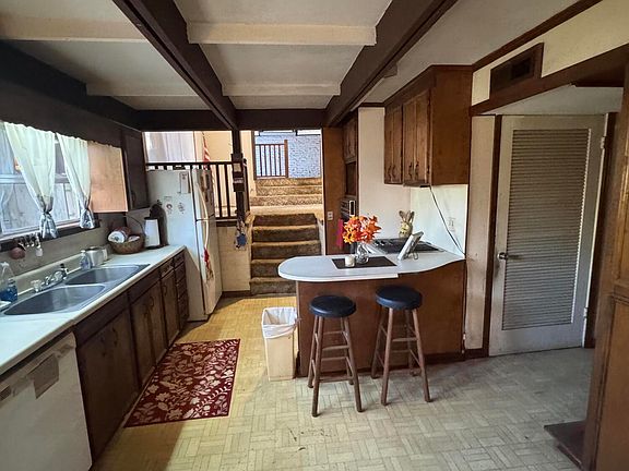 4th image of 1406 Beech St