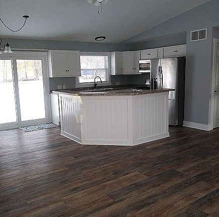 Kitchen w/large Island