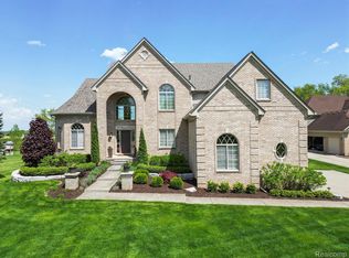 8973 Prestwick Ct, Washington, MI 48095