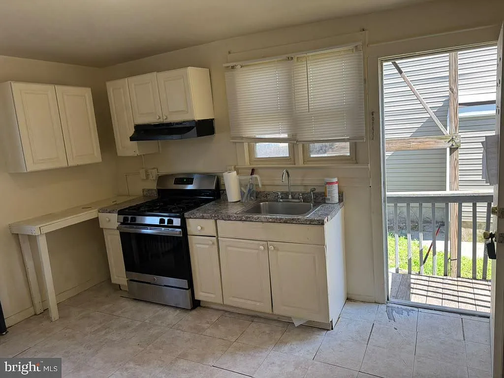 2 bed, 1.0 bath, 3062 sqft, $1,600 — Photo 2