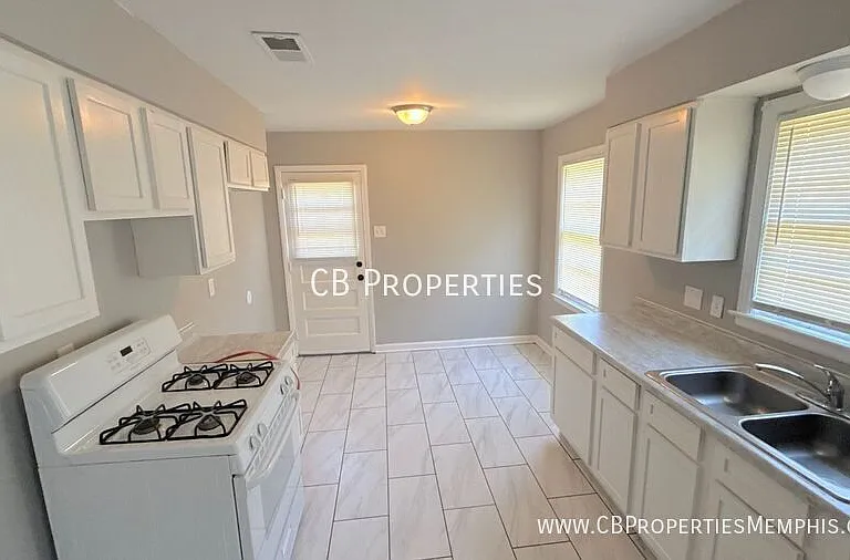 1570 Jay Cv — Photo 2