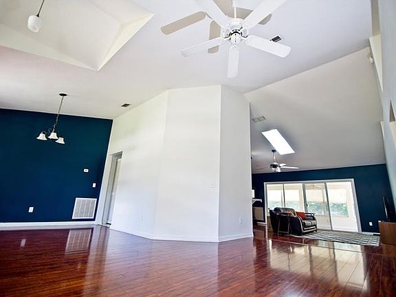 5th image of 223 Lucerne Dr