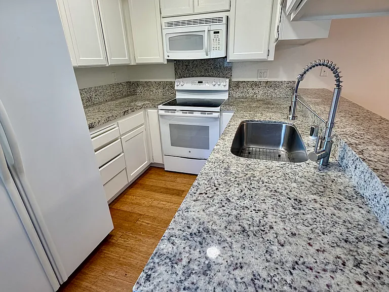 1108 Kelez Dr — Photo 2