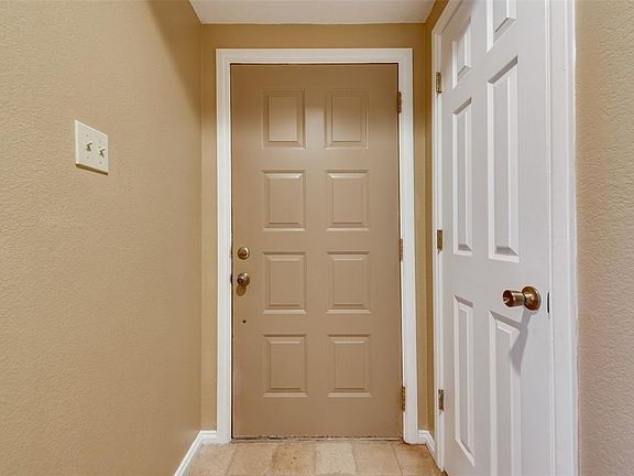 4th image of 8 Rockwood Cir