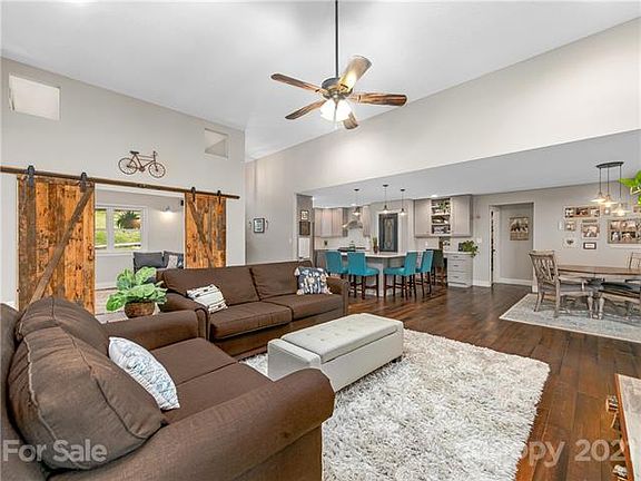 5th image of 412 Comet Dr