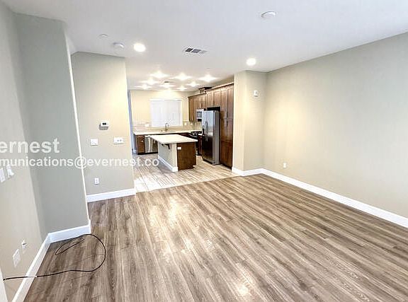 4th image of 428 Whistler Pl
