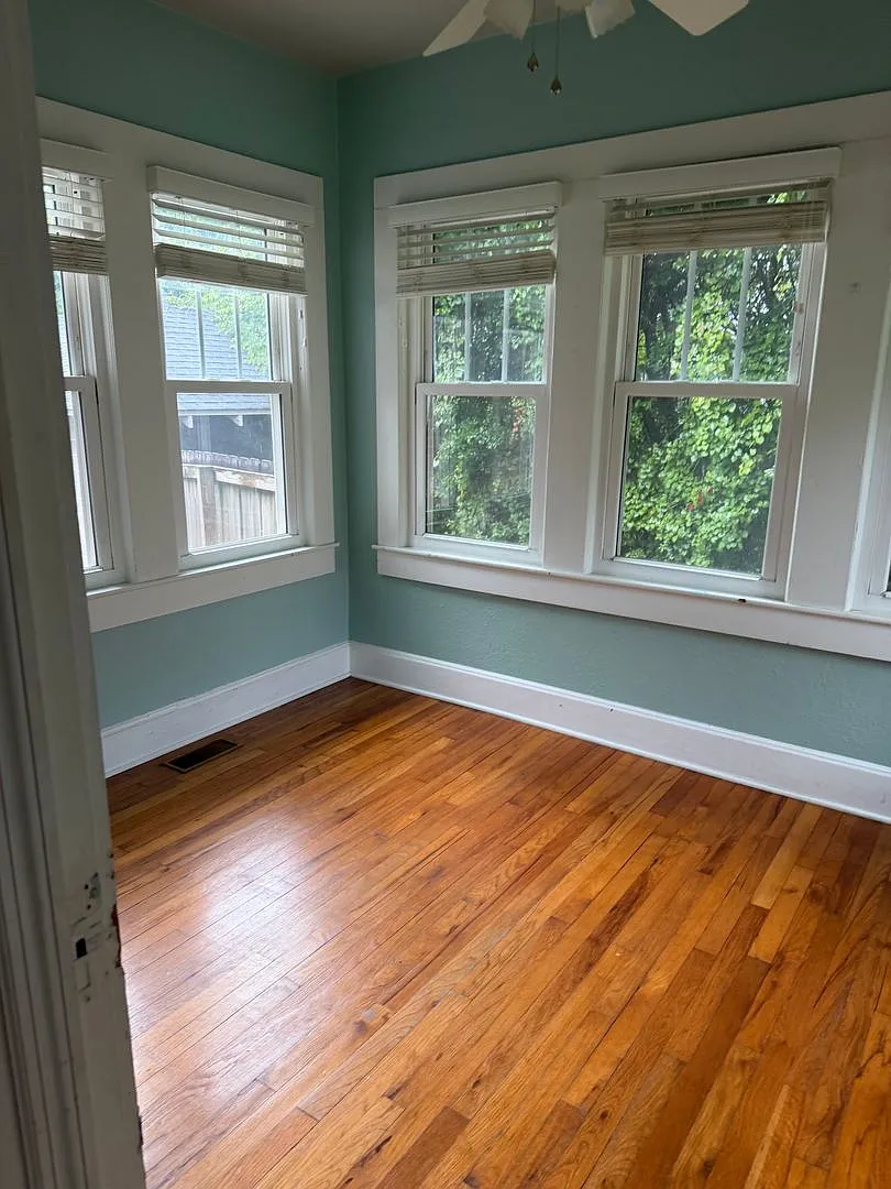 Beautiful 3 bedroom home with large backyard — Photo 4