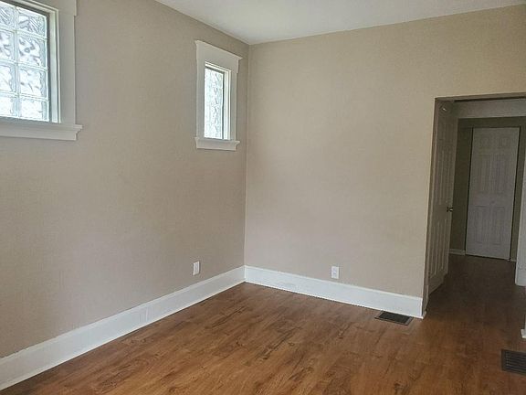 3rd image of 3858 Davis Ave