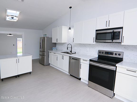 3rd image of 711 Kempten St NW