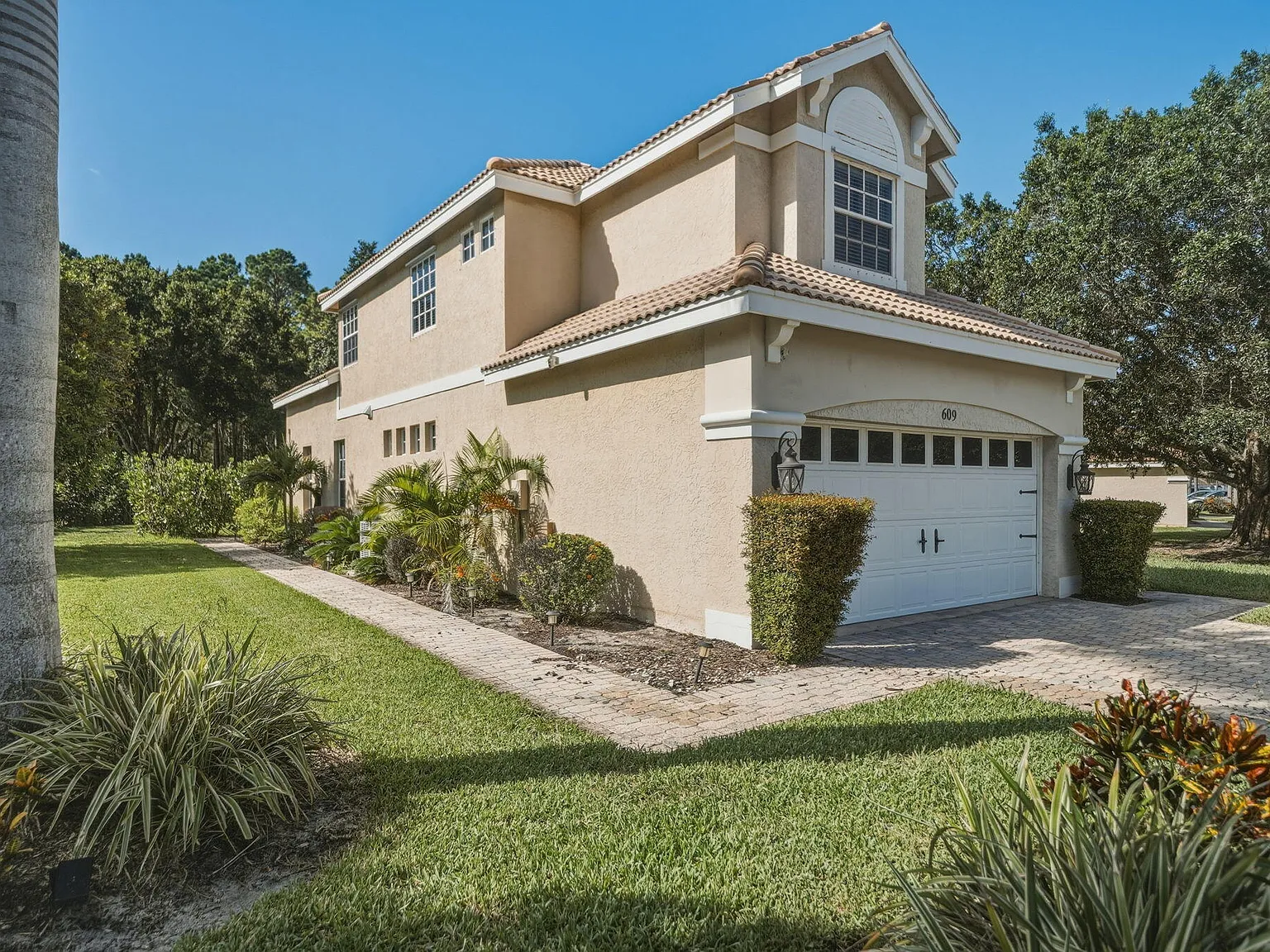 3 bed, 2.5 bath, 1821 sqft, $3,600 — Photo 2