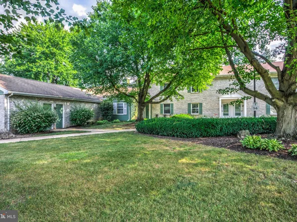 2 Ashlea Vlg, New Holland, PA 17557