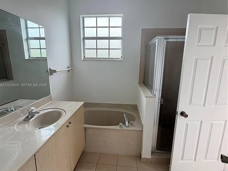 607 NE 21st Ter — Photo 12