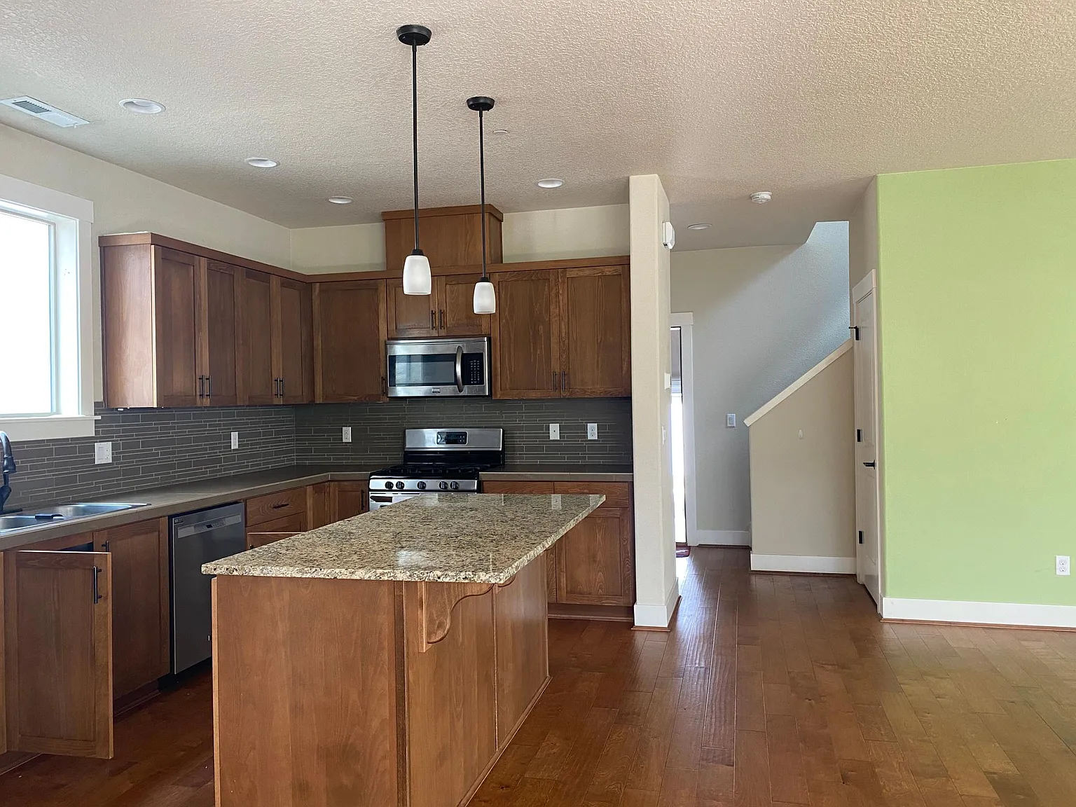 4 bed, 2.5 bath, 2050 sqft, $3,250 — Photo 4