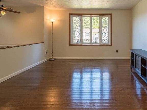 2nd image of 3033 Amy Dr