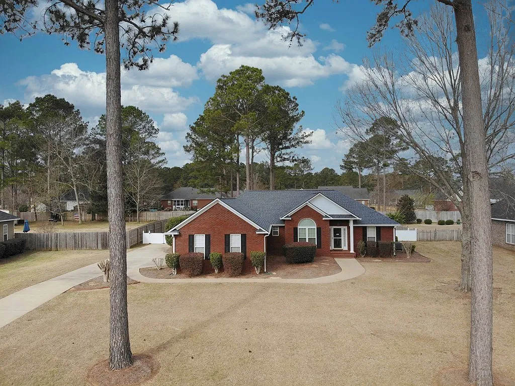 4 bed, 2.5 bath, 2096 sqft, $2,450 — Photo 2